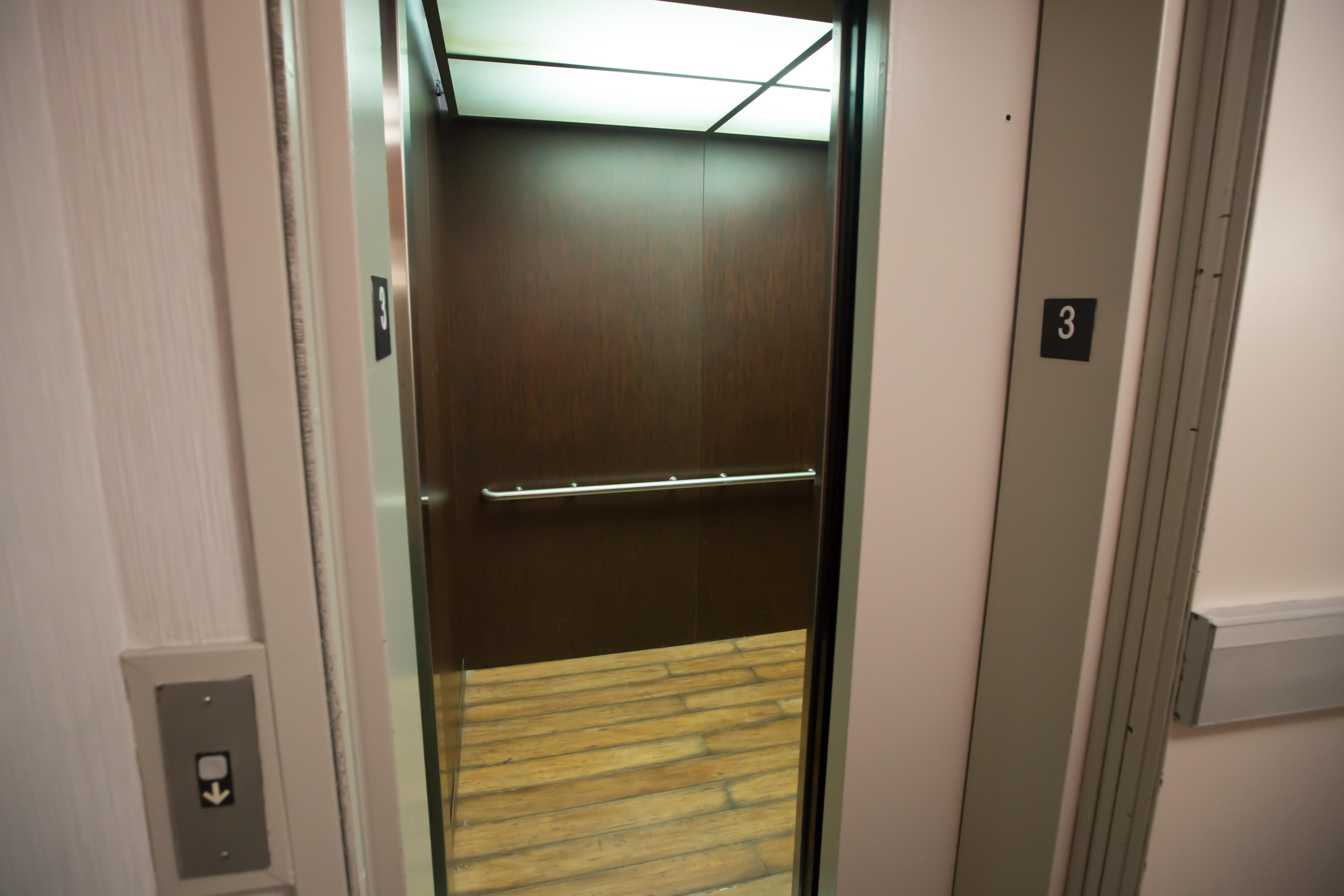 Holiday Inn Express Hotel & Suites Madison By Ihg Экстерьер фото