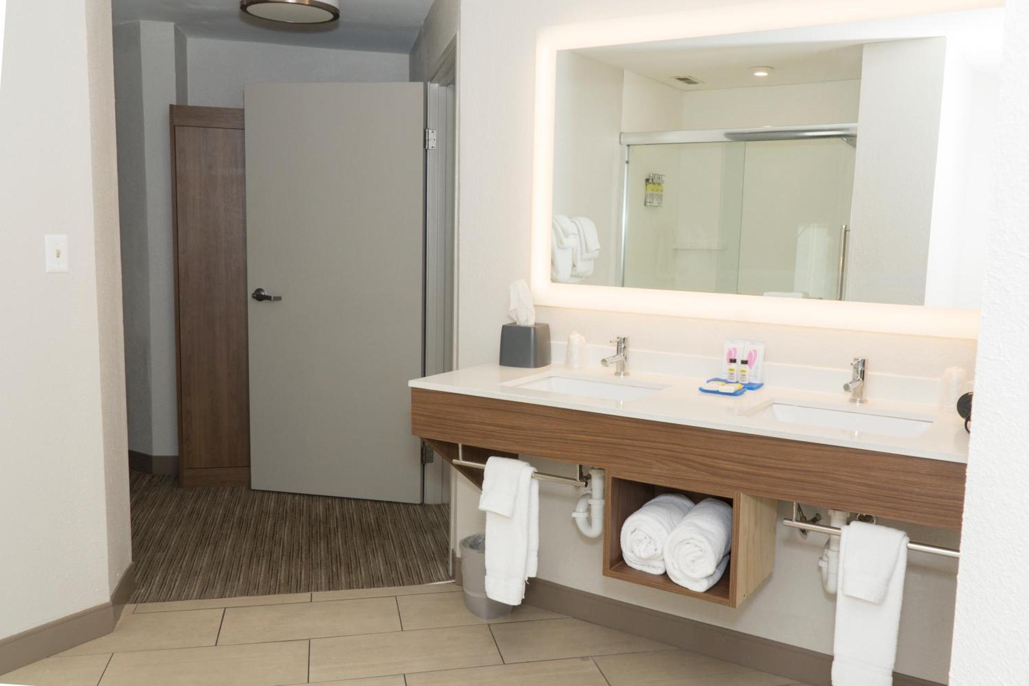 Holiday Inn Express Hotel & Suites Madison By Ihg Номер фото
