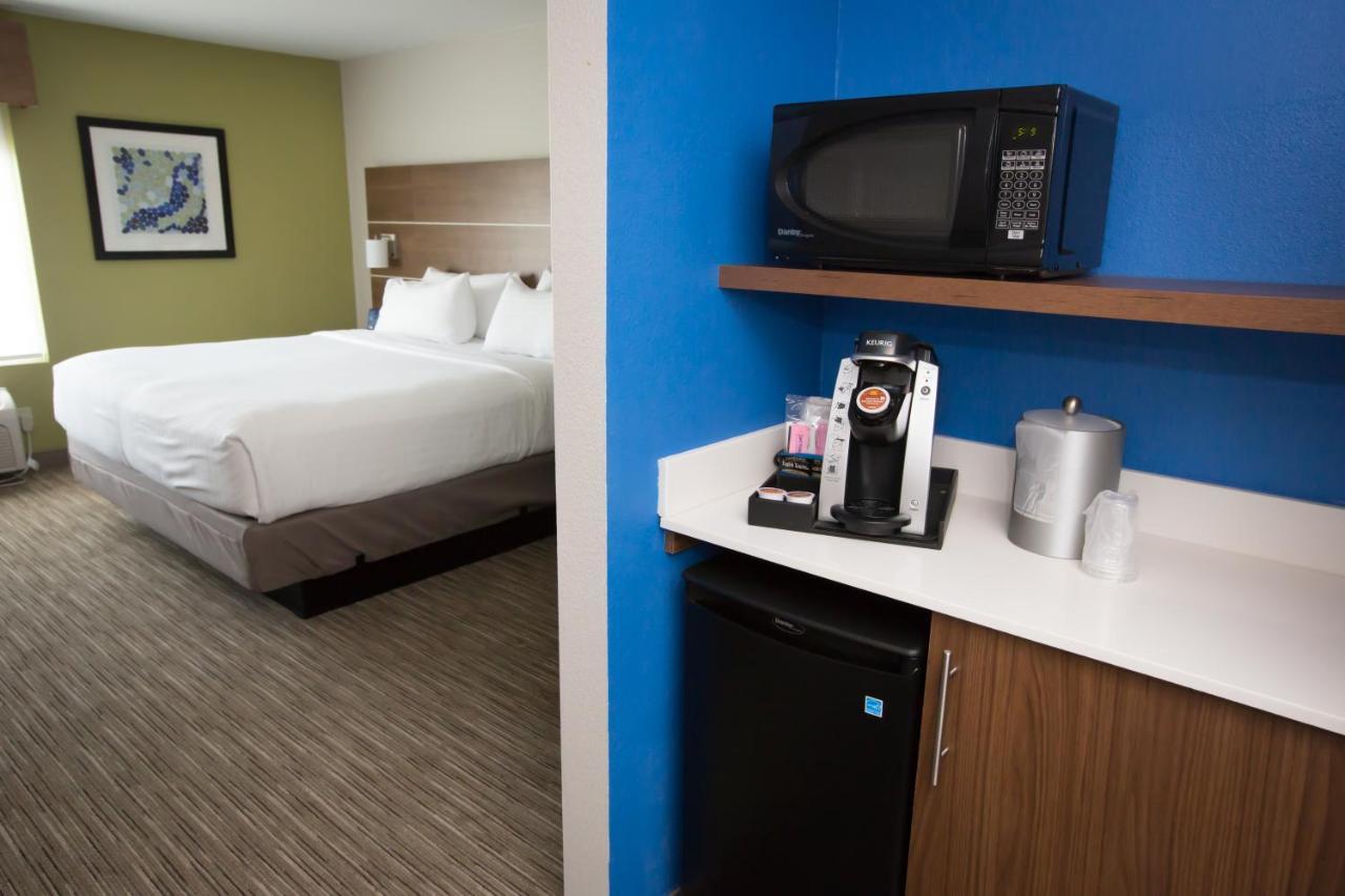 Holiday Inn Express Hotel & Suites Madison By Ihg Экстерьер фото